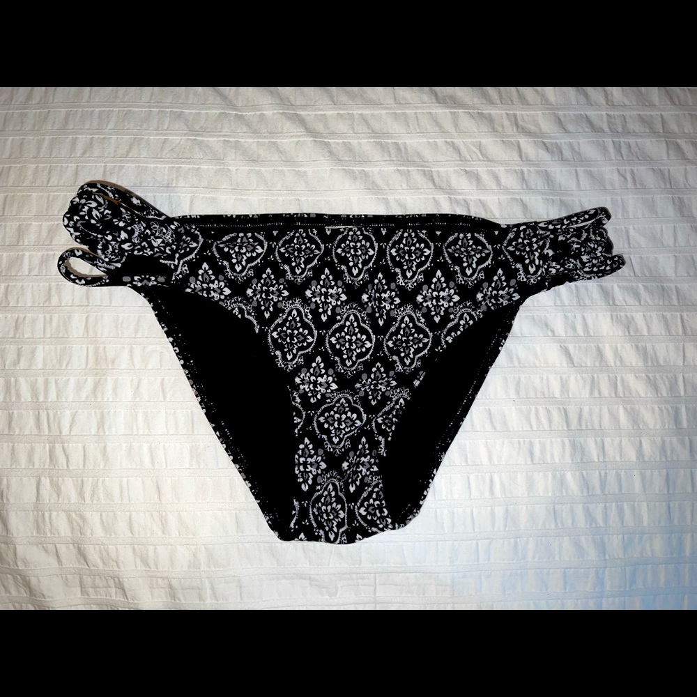 Hollister Black, White, and Gray Design Bathing Suit Bottoms
